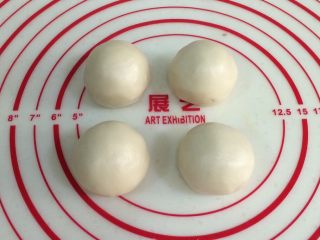 9、四色螺旋蛋黄酥,油皮醒发好后，平均分成4份，盖好保鲜膜。