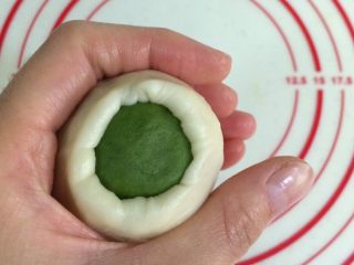 11、四色螺旋蛋黄酥,利用虎口把油皮慢慢往上推着包起来。