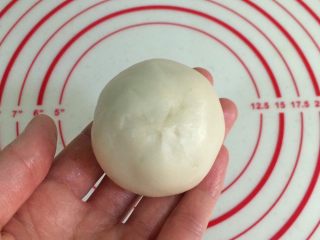 12、四色螺旋蛋黄酥,直到全部包裹好，捏紧收口即可。