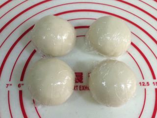 13、四色螺旋蛋黄酥,其余的也一一包好，收口朝下放置，盖好保鲜膜，避免干皮。