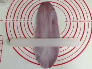 14、四色螺旋蛋黄酥,取一份包好的油酥皮，用擀面杖从中间往上往下各擀一下，不要反复擀，成牛舌即可。（油酥湿度够的话，就很容易擀开且不会出现白头，若有白头，也可以选择切掉白头的部分）