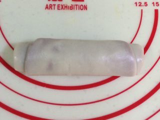15、四色螺旋蛋黄酥,从上往下卷起来。