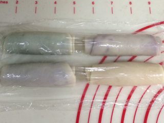 16、四色螺旋蛋黄酥,盖好保鲜膜，静置15～20分钟。