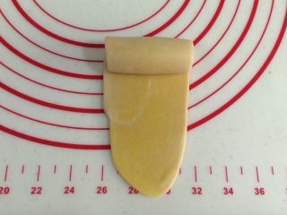 18、四色螺旋蛋黄酥,从上往下卷起来。