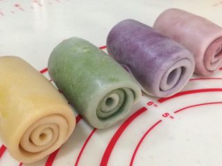 19、四色螺旋蛋黄酥,盖好保鲜膜，静置15～20分钟。