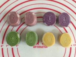 20、四色螺旋蛋黄酥,待面团静置好后，用刀从中间切开，一分为二。