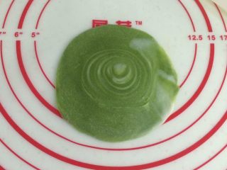 21、四色螺旋蛋黄酥,取一份切开的卷卷，用手掌压扁，再用擀面杖擀开，中间厚周围薄，中间的圈圈纹理部分尽量不要擀开。