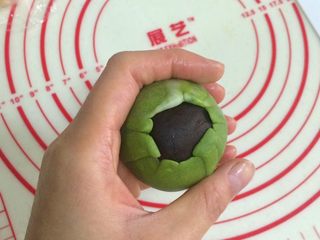 23、四色螺旋蛋黄酥,依然利用手的虎口慢慢往上推。