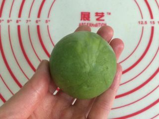 24、四色螺旋蛋黄酥,包裹完毕，收好口。