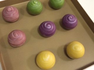 25、四色螺旋蛋黄酥,一一摆入不沾烤盘内，收口朝下放置。