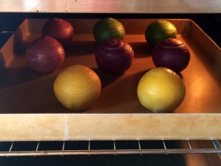 26、四色螺旋蛋黄酥,放入预热好的烤箱中层，上下火180度30分钟，若上色后可以盖锡纸，防止蛋黄酥颜色过深。