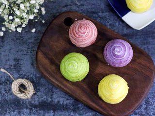 27、四色螺旋蛋黄酥,成品图。