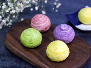 28、四色螺旋蛋黄酥,成品图。