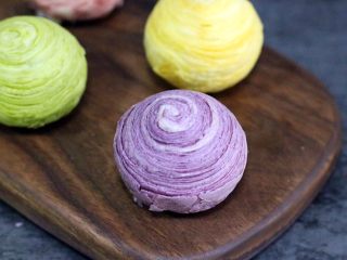 30、四色螺旋蛋黄酥,成品图。