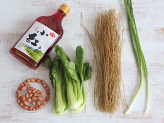 1、美味酸辣粉,准备食材。