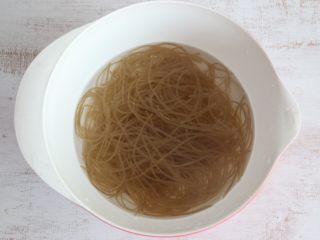 2、美味酸辣粉,红薯粉温水里浸泡至软。