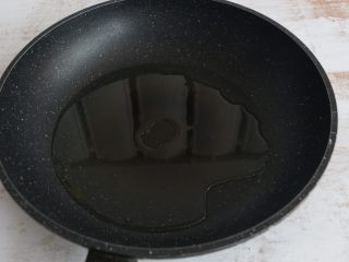 3、美味酸辣粉,锅内倒入食用油,适当多倒一些。