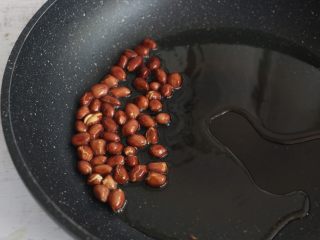 5、美味酸辣粉,炸至花生微微裂开,即可关火,利用油的余温将花生炸熟。