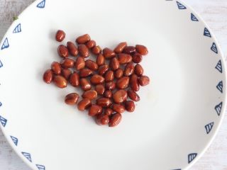 6、美味酸辣粉,捞出花生米,晾凉备用。