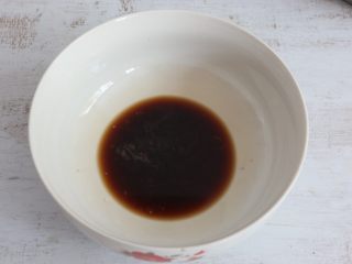 7、美味酸辣粉,取一碗,放入鸡精、生抽、盐、醋调成料汁。