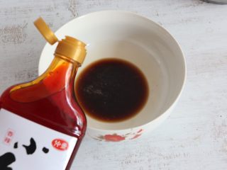 8、美味酸辣粉,根据自己的喜辣程度加入红油。