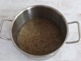 9、美味酸辣粉,锅中烧水,水开后放入泡软的红薯粉,煮3分钟左右。