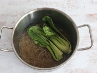 10、美味酸辣粉,出锅前放入小油菜焯烫一下。