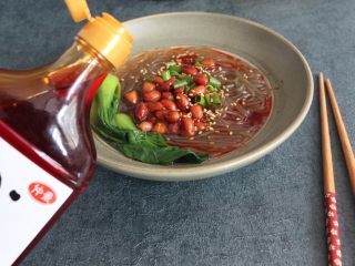 12、美味酸辣粉,吃得时候再加一些红油,味道更棒哦!