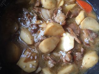 13、芋头焖饭,然后炒好的芋头和米一起放电饭煲，加不要漫过芋头的水，煮饭就OK了