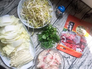 1、水煮鱼片,把食材切好