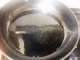 2、水煮鱼片,锅里放水烧开