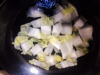 3、水煮鱼片,先把白菜根放锅里过开水煮一下