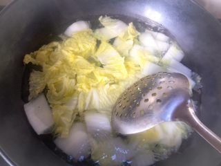 4、水煮鱼片,放入菜叶、捞出