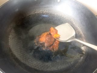 7、水煮鱼片,小火锅里放入火锅底料