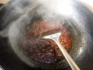 8、水煮鱼片,加入少许水火锅底料融化