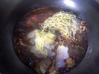 11、水煮鱼片,放入煮熟的蔬菜，先放豆芽、白菜