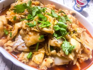 14、水煮鱼片,出锅、撒点白芝麻、小葱、香菜点缀一下