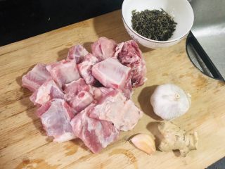 1、茶香排骨,主要材料大集合,排骨洗净沥水,姜切片,蒜头拍扁,绿茶用开水泡出茶来,大概要1.5碗的水