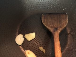 2、茶香排骨,锅内烧热,放入姜片,翻炒几下,这个步骤不能省,姜蒜炒干身再下油,可以防止配料里的水分跟热油碰撞,会溅起来