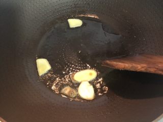 3、茶香排骨,倒入食用油继续翻炒