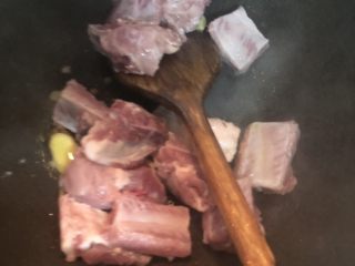 4、茶香排骨,倒入排骨翻炒至变色