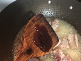 8、茶香排骨,加入蚝油