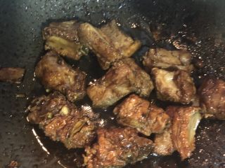 10、茶香排骨,直到水分收干,即可以出锅了