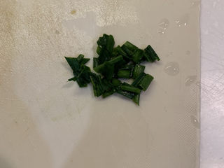 5、番茄浓汤面,葱切粒