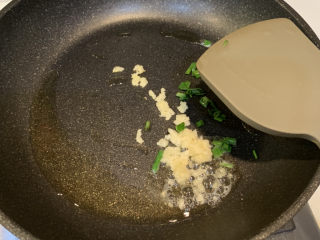 7、番茄浓汤面,放入蒜末和葱粒