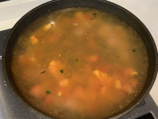 11、番茄浓汤面,加入5碗水