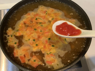 14、番茄浓汤面,放入1勺番茄酱