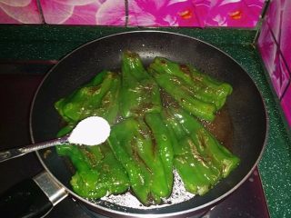 8、糖醋虎皮椒,加入白糖烧至融化，一直保持沸腾状态