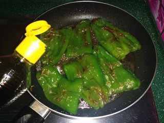 9、糖醋虎皮椒,再滴少许红烧和特级鲜酱油