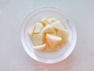 4、秋冬大锅菜,土豆削皮洗净，切滚刀。